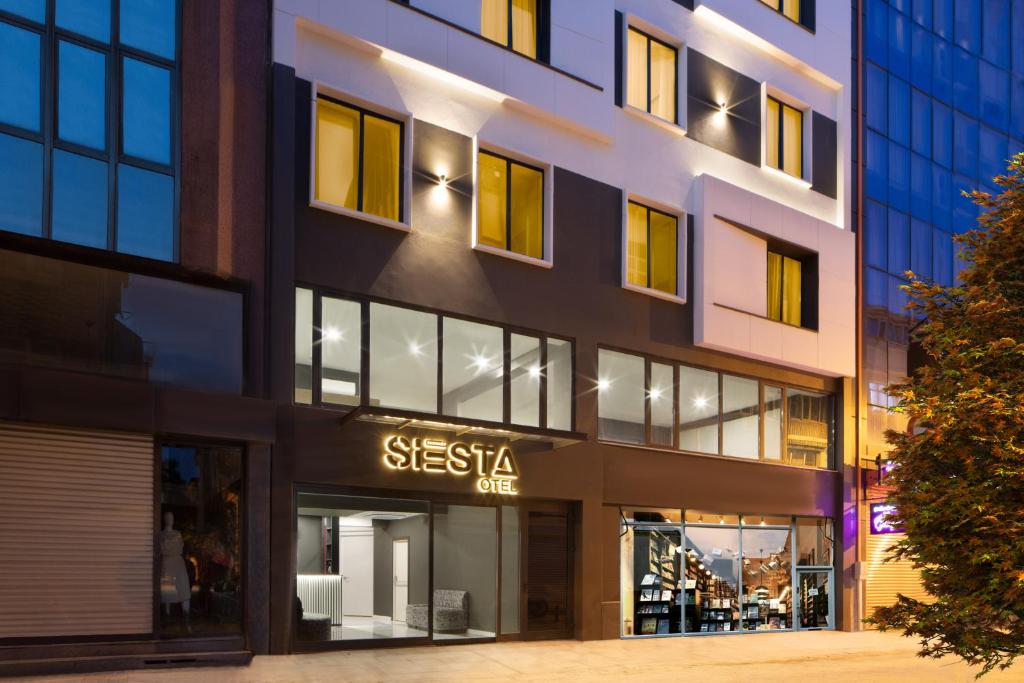 伊斯坦布尔Siesta Hotel Bakırköy的一座带午睡店的建筑的外墙