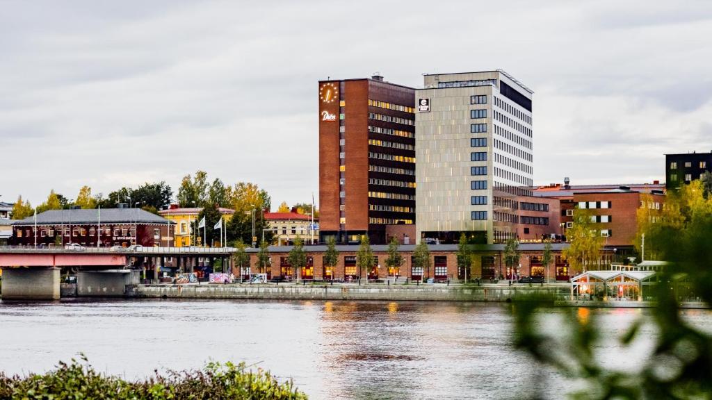 于默奥Clarion Hotel Umeå的河畔一座高楼城市
