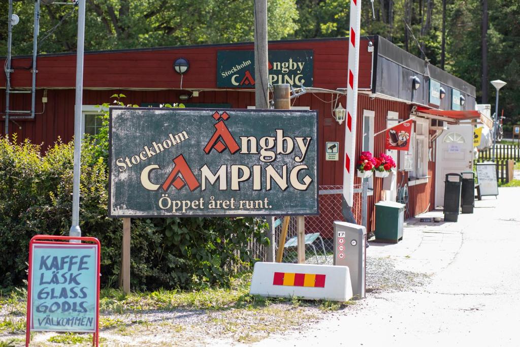 斯德哥尔摩Stockholm Ängby Camping的建筑前的标志