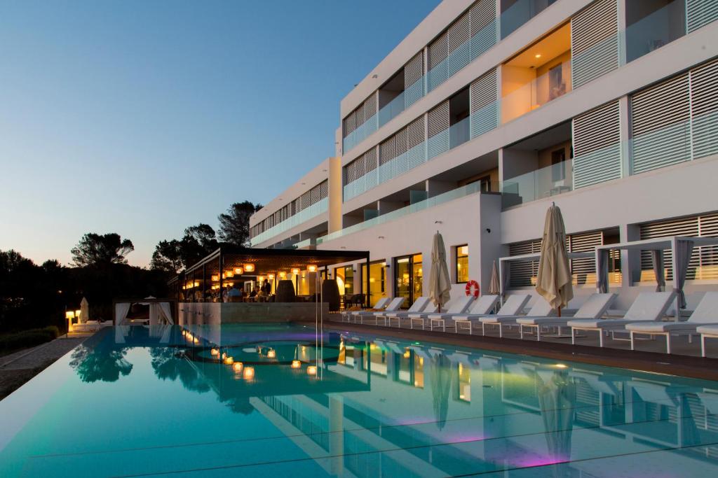 卡拉索纳卡拉绍纳酒店加Spa的酒店拥有游泳池和躺椅