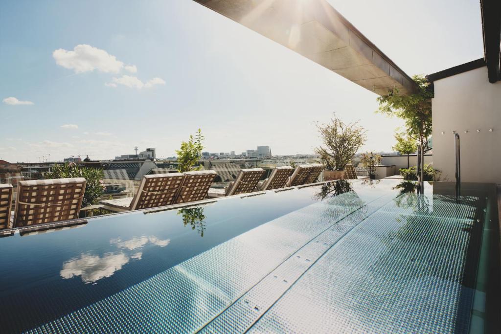 维也纳维也纳市中心费迪南德大酒店的建筑物屋顶上的游泳池