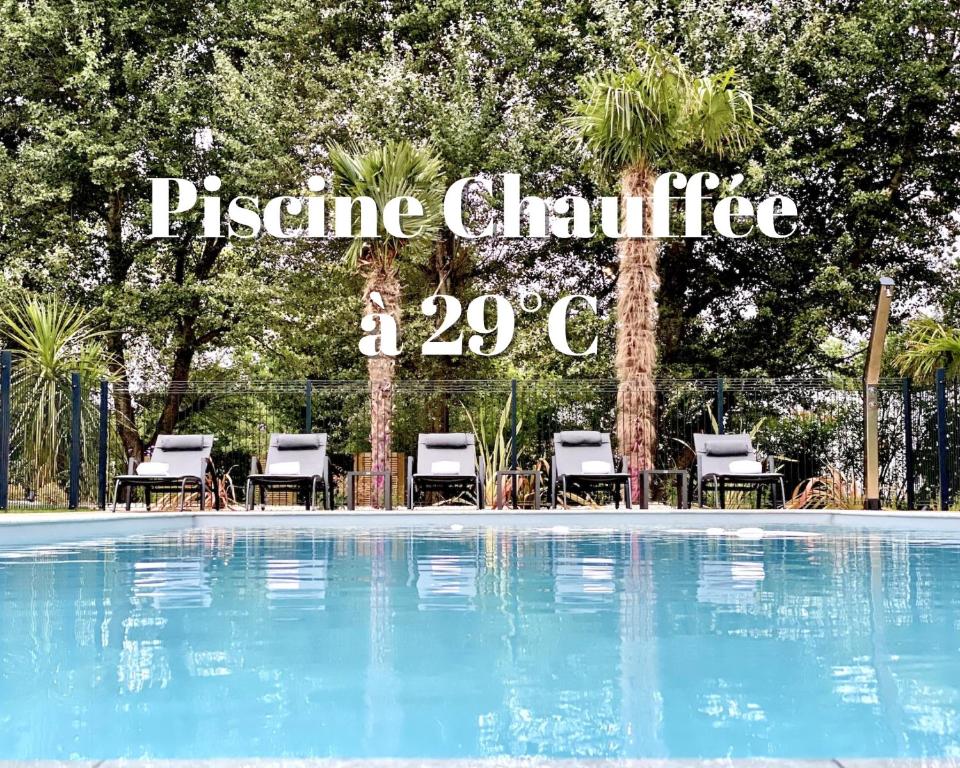索米尔Hotel Restaurant Du Parc Saumur Logis Elégance的一个带椅子的标志和一个游泳池