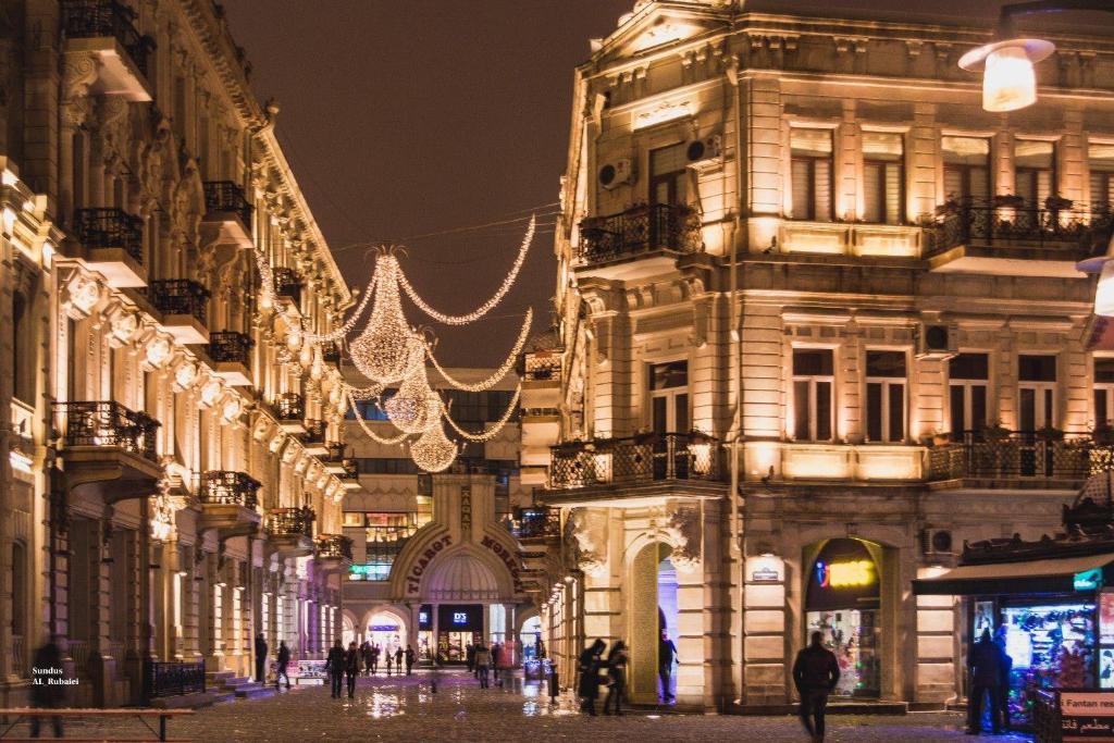 巴库Nemi Hotel Baku的城市街道,晚上有圣诞灯