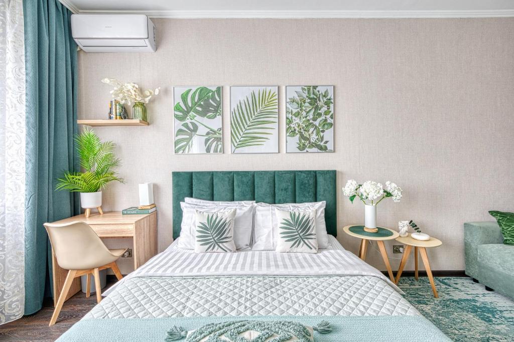 阿拉木图Green Boutique - квартира в мятных оттенках的一间卧室配有一张床和一个绿色床头板