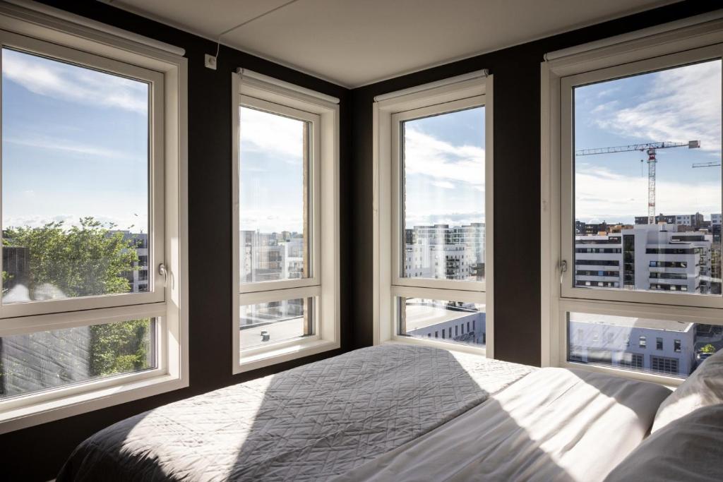 奥斯陆Modern Elegance in Oslo的一间卧室设有窗户和一张美景床。