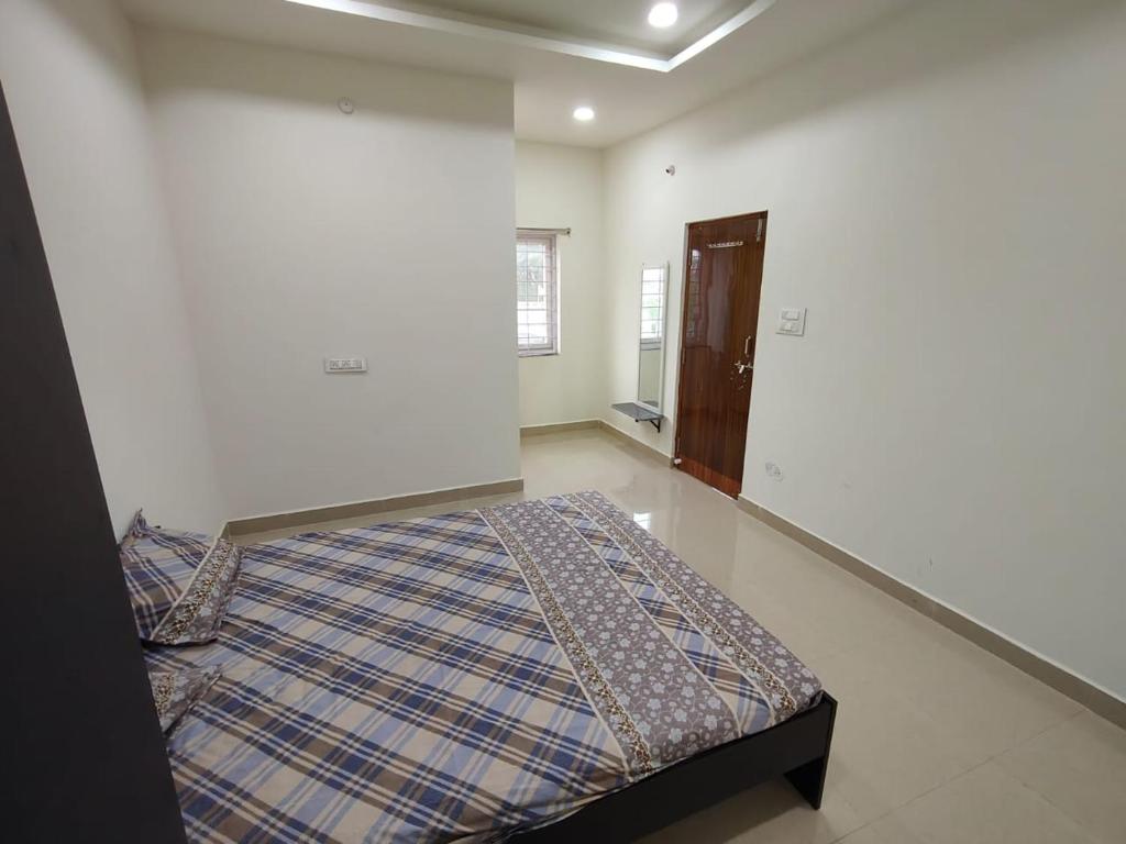 商沙巴LEO's DEN 9 Guests AC 3BHK 9 mins to RGIA的一间白色客房内的床铺卧室