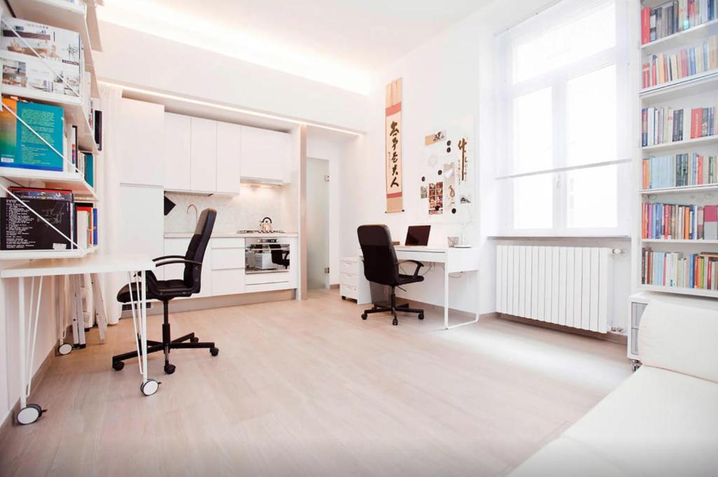 米兰设计公寓 - 米兰市中心 - 大教堂的白色的办公室,配有两张桌子和两把椅子