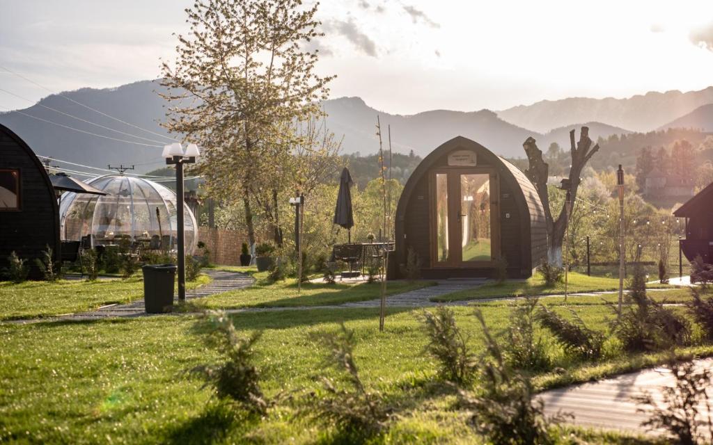 布朗Glamp In Style Pods Resort的一座小温室,位于一个山地花园内