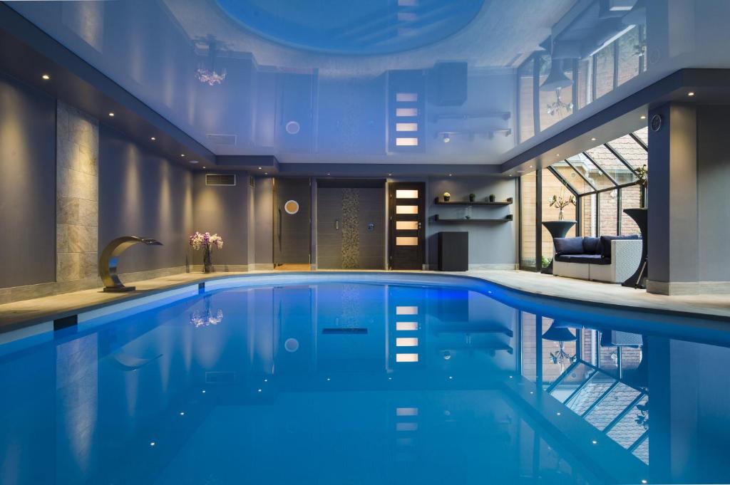 GondecourtEspace Zen'ing的在酒店房间的一个大型游泳池