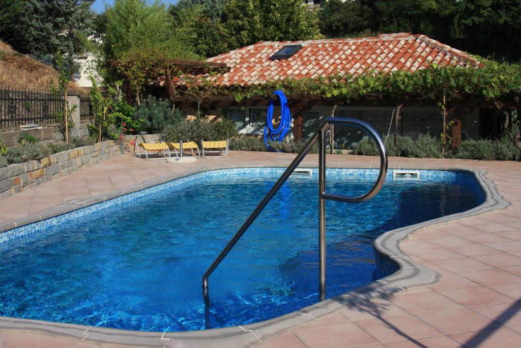 波尔托罗Rooms & Apartments Giulia的庭院中带滑梯的游泳池
