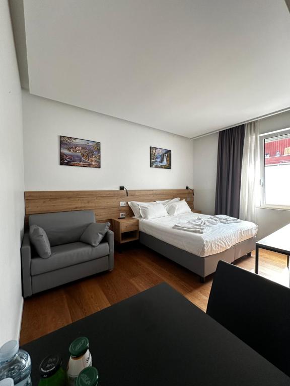 塞格拉泰Grandi 32的酒店客房,配有床和沙发