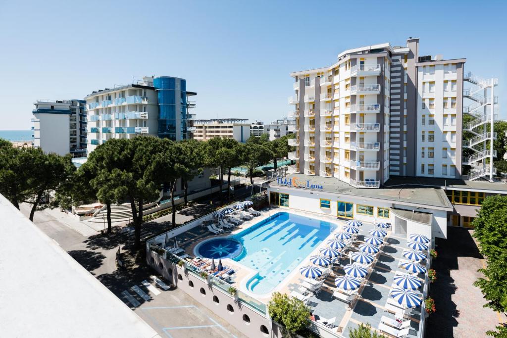 比比翁Hotel Luna的一座设有游泳池和部分建筑的酒店