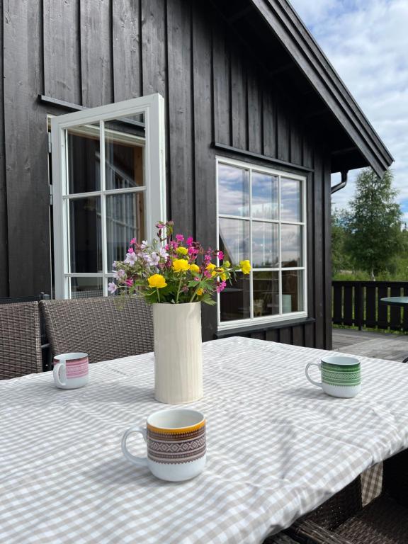 特吕西尔Beautiful cabin close to activities in Trysil, Trysilfjellet, with Sauna, 4 Bedrooms, 2 bathrooms and Wifi的一张桌子上放着花瓶