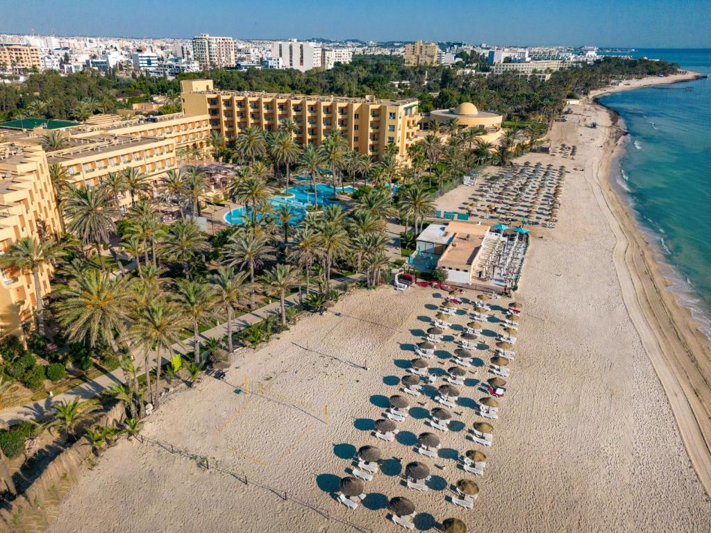苏塞El Ksar Resort & Thalasso的享有海滩的空中景色,设有遮阳伞和酒店