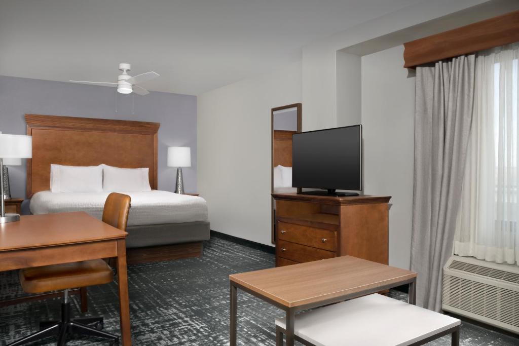 奥马哈希尔顿惠庭套房酒店，奥马哈 - 市区的酒店客房配有一张床、一张书桌和一台电视。