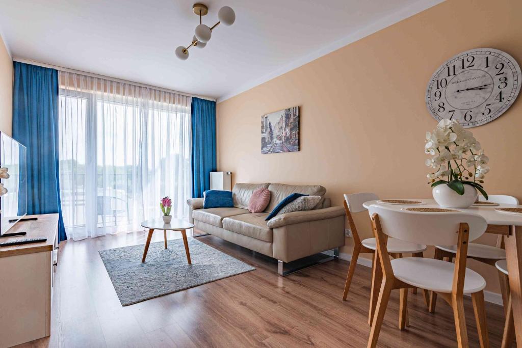 奥斯威辛Nowy apartament - Bulwary nad Sołą - 52m2的客厅配有沙发和桌子