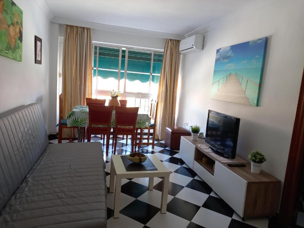 马拉加Malaga downtown and beach apartment的带沙发和电视的客厅