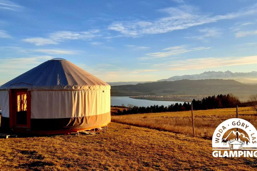 SzlembarkWoda Góry Las - glamping CAŁOROCZNY的田野上的圆顶帐篷享有湖景
