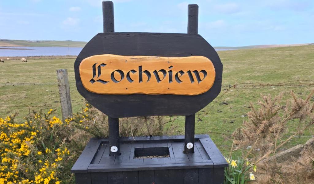 SwannayLochview的一种说科登贝格坐在田野中的标志