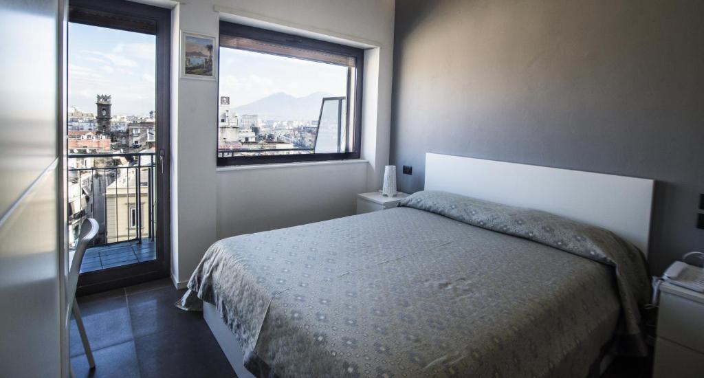 那不勒斯洛坎达地中海住宿加早餐旅馆的一间卧室设有一张床和一个大窗户