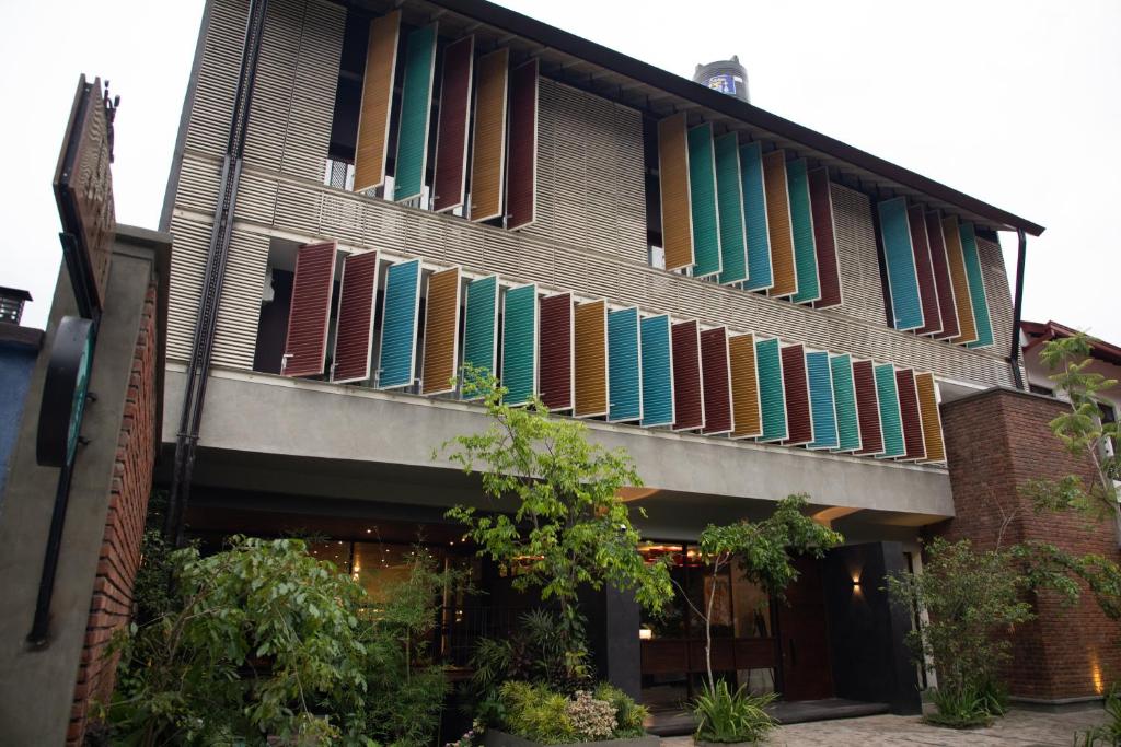 康提Lake Avenue Hotel Kandy的建筑的侧面有色彩缤纷的百叶窗