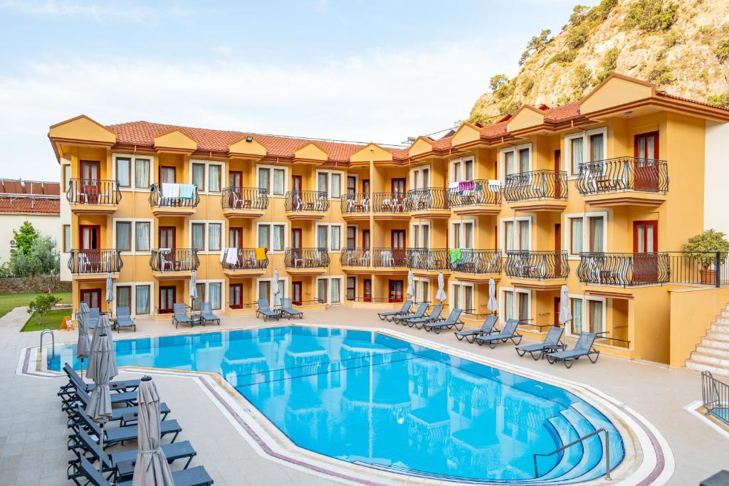 厄吕代尼兹贝尔塞汉海滩酒店的一座带游泳池和度假村的酒店