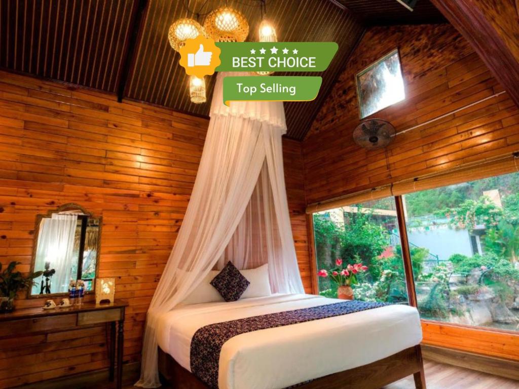 宁平Tam Coc Lion Kings Hotel & Resort的一间带床的卧室,位于带窗户的房间内
