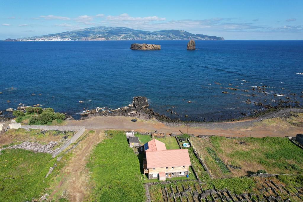 马达莱纳Casa-do-Mar的海洋上一座房子的空中景观