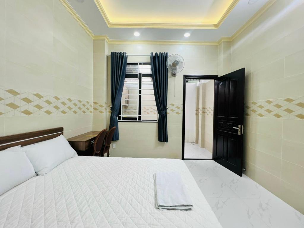 胡志明市DREAM HOUSE的卧室配有白色的床和窗户。