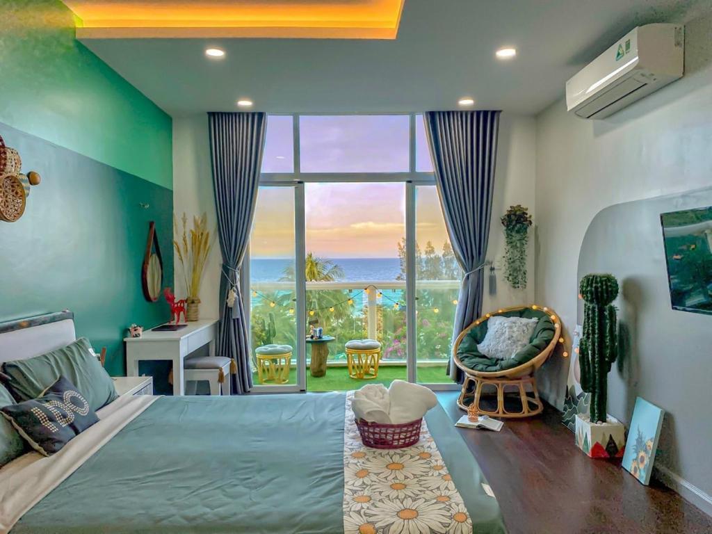 潘切Chang homestay Phan Thiết - Ocean Vista & Sealink Mũi Né的一间卧室设有一张床和一个大窗户