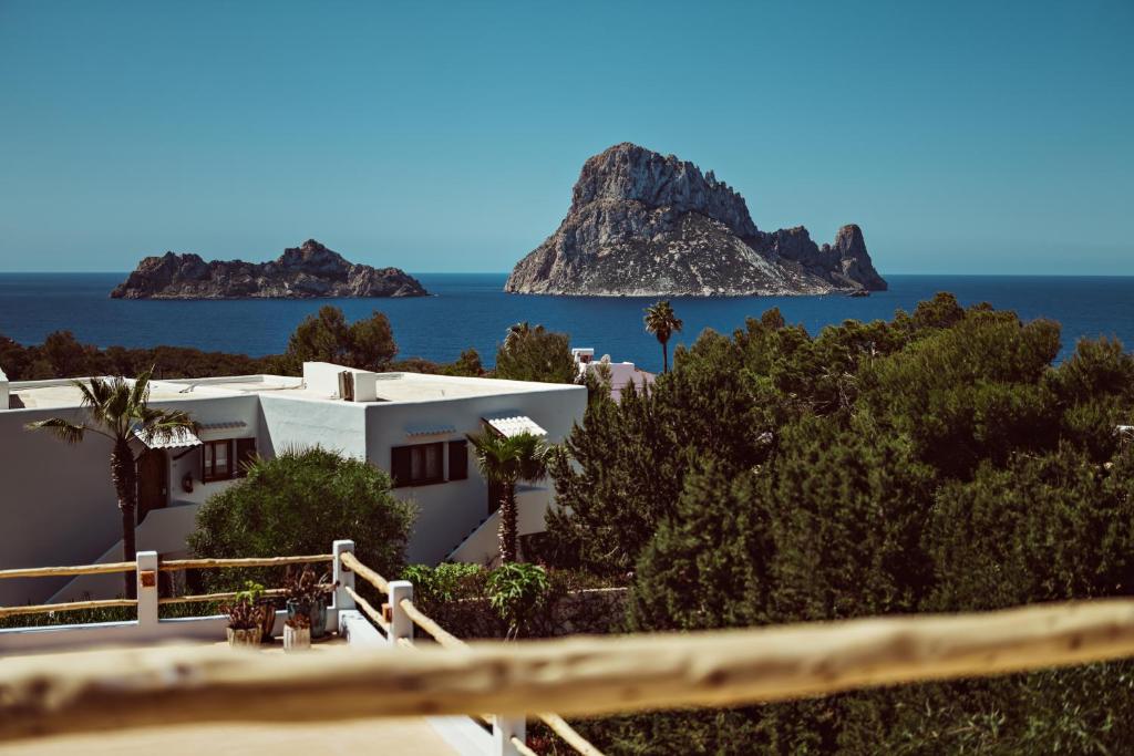 卡拉瓦德亚Petunia Ibiza, a Beaumier hotel的海景白色房屋