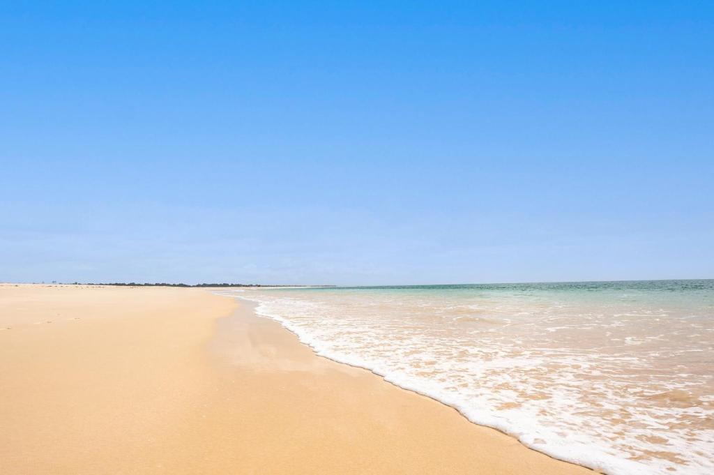 特罗亚GuestReady - Serene Hideaway in Troia的海滩与大海相映成趣