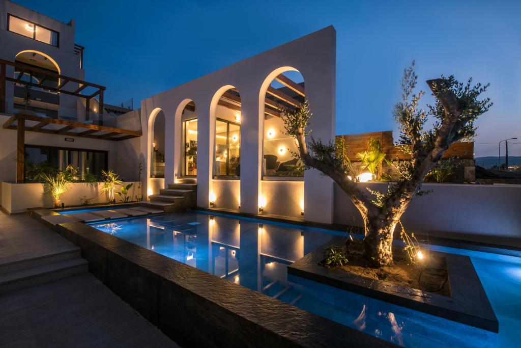 阿默达拉-伊拉克利翁Vaya Suites by Omilos Hotels的夜间带游泳池的别墅