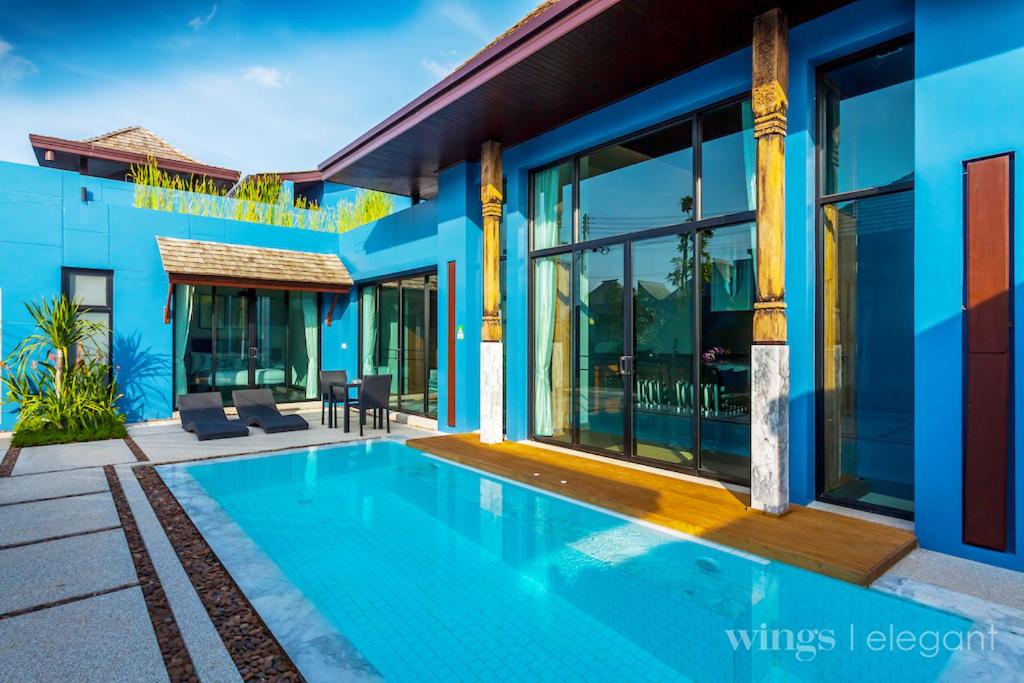 邦涛海滩Three Bedroom Wings Pool Villa的一座房子前面设有游泳池