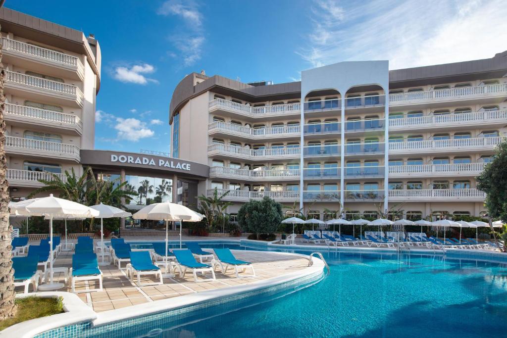 萨洛Ponient Dorada Palace by PortAventura World的一个带游泳池、椅子和遮阳伞的酒店