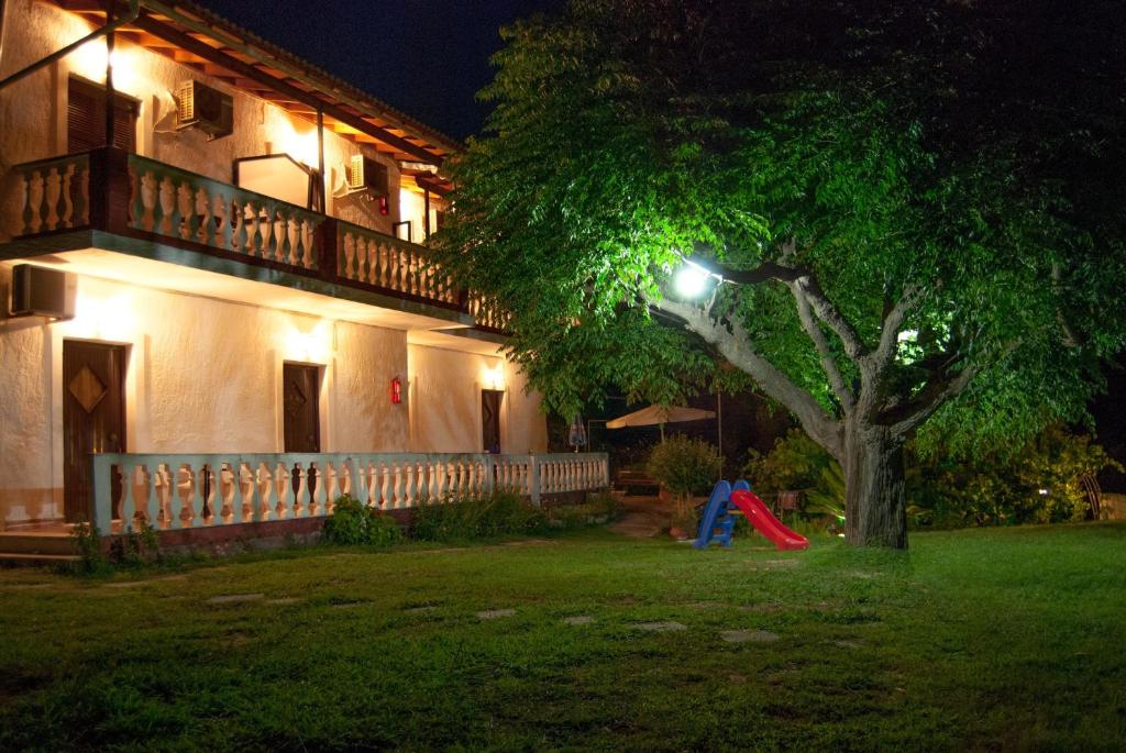 维塔拉戴斯科孚乡村旅馆的夜晚在院子里有树的房子