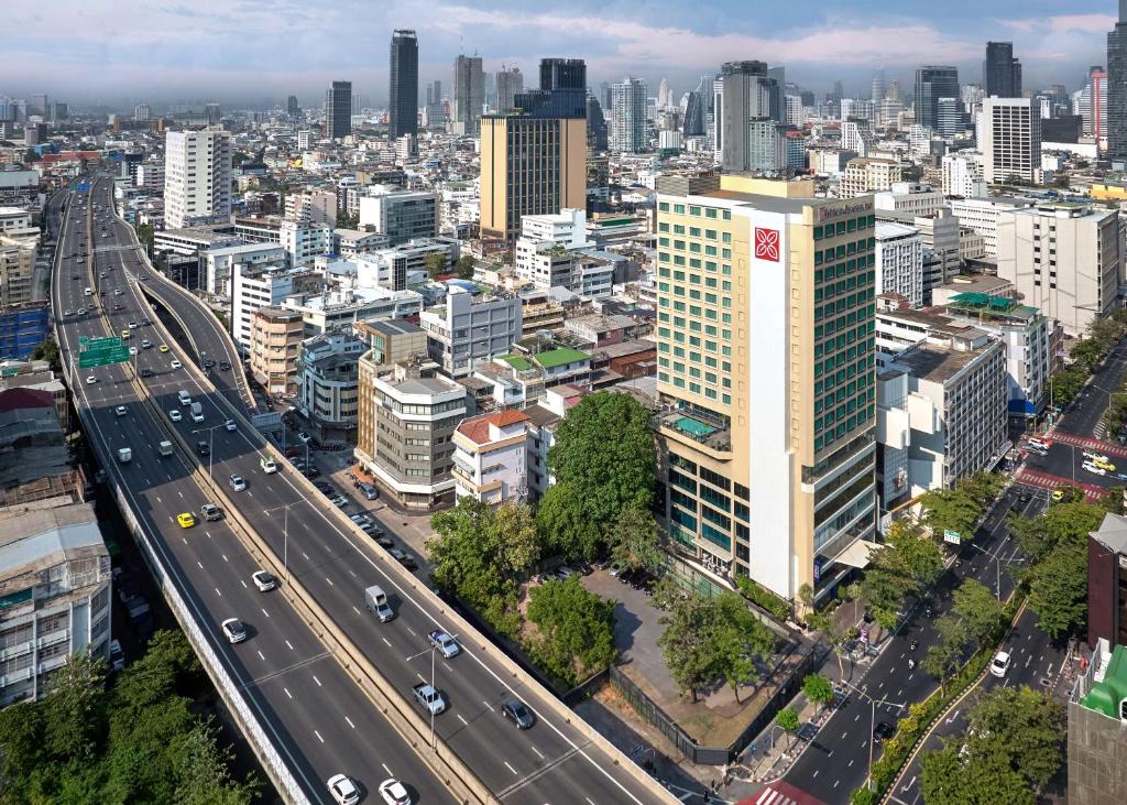 曼谷Hilton Garden Inn Bangkok Silom的城市空中景观与高速公路