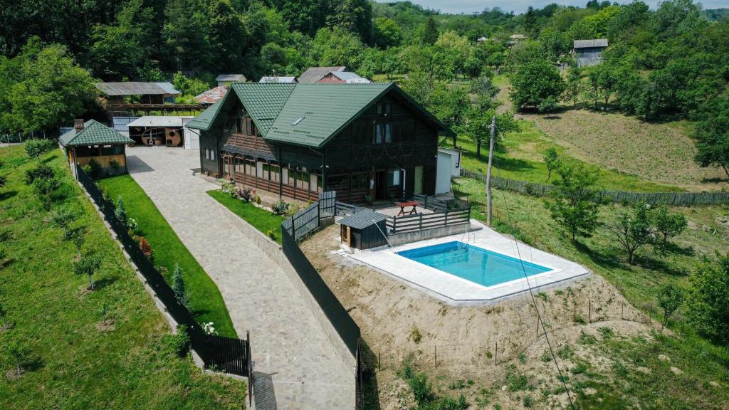 布泽乌Pensiunea Roxana的享有带游泳池的房屋的空中景致