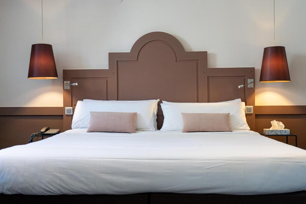 圣马洛拉迈松德斯阿玛托斯酒店的卧室配有一张带两个枕头的大白色床