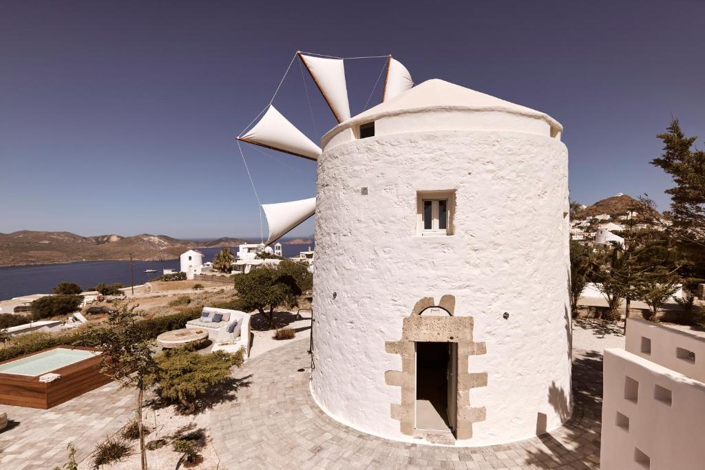特里皮蒂Windmill Karamitsos since 1859的一座白色的建筑,上面有风车