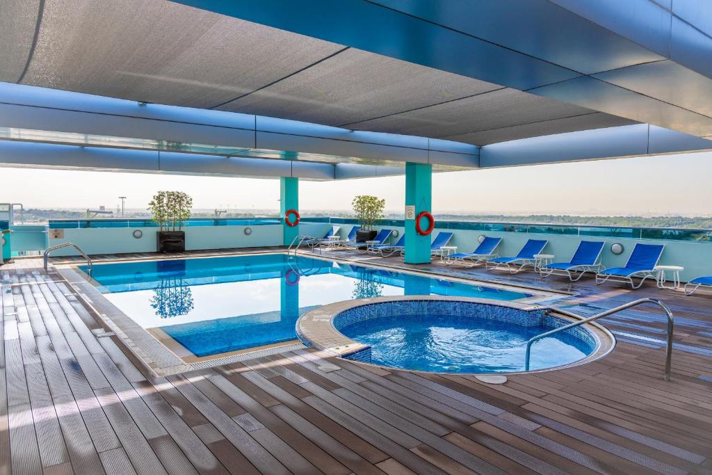 阿布扎比Premier Inn Abu Dhabi Airport Business Park的楼顶游泳池