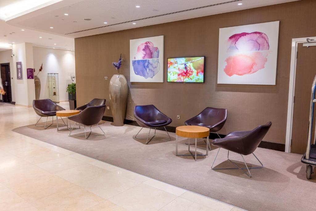 Premier Inn Abu Dhabi Airport Business Park的休息区