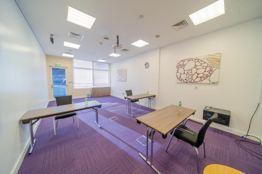 Premier Inn Abu Dhabi Airport Business Park商务区和&#47;或会议室