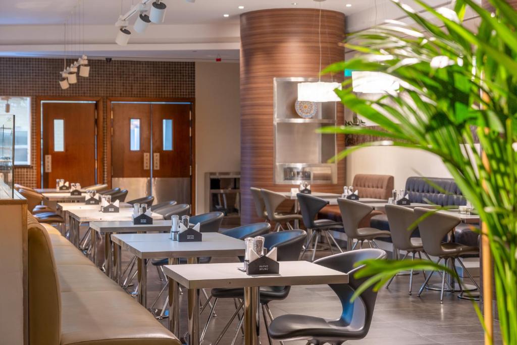 Premier Inn Abu Dhabi Airport Business Park的休息区