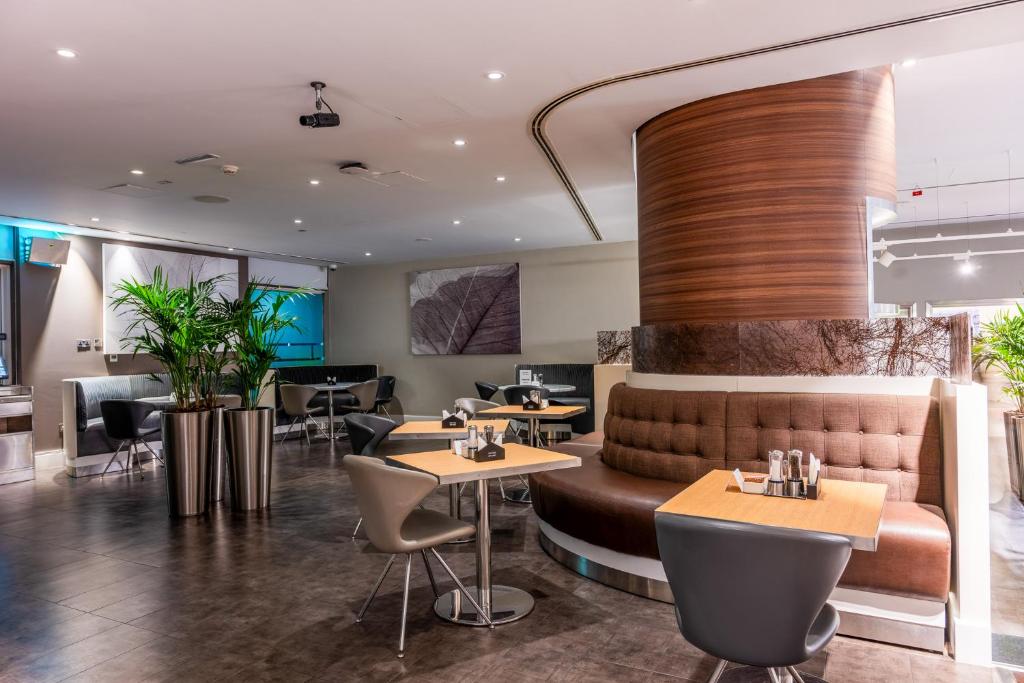 Premier Inn Abu Dhabi Airport Business Park的休息区