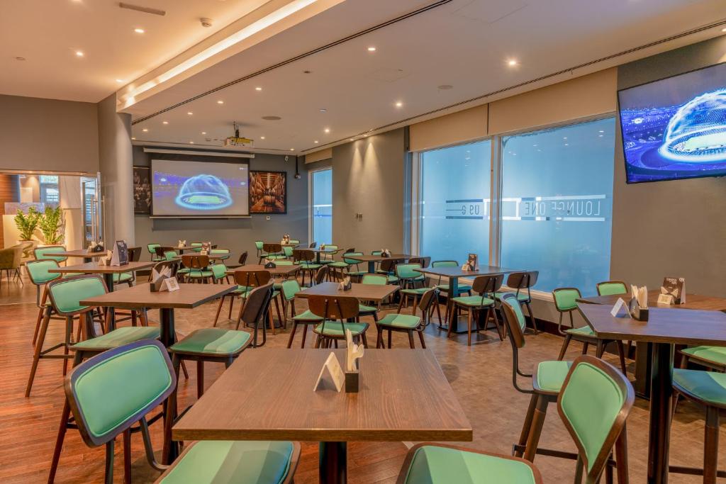 Premier Inn Abu Dhabi Airport Business Park餐厅或其他用餐的地方