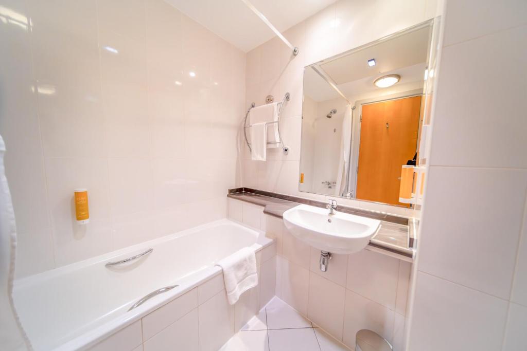 Premier Inn Abu Dhabi Airport Business Park的一间浴室