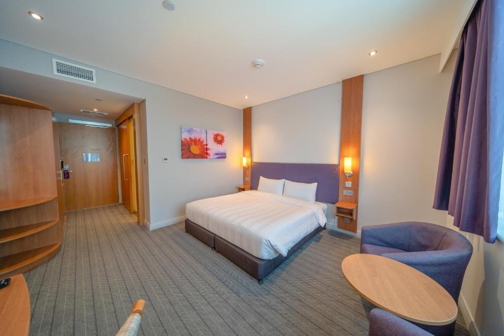 Premier Inn Abu Dhabi Airport Business Park客房内的一张或多张床位