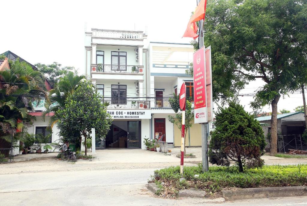 宁平THUY DUNG TAM COC HOMESTAY的前面有标志的白色建筑