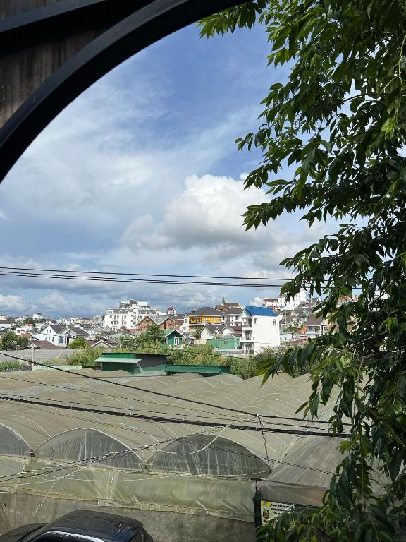大叻SAKURA House ĐÀ LẠT的享有网球场的景色,其建筑背景为: